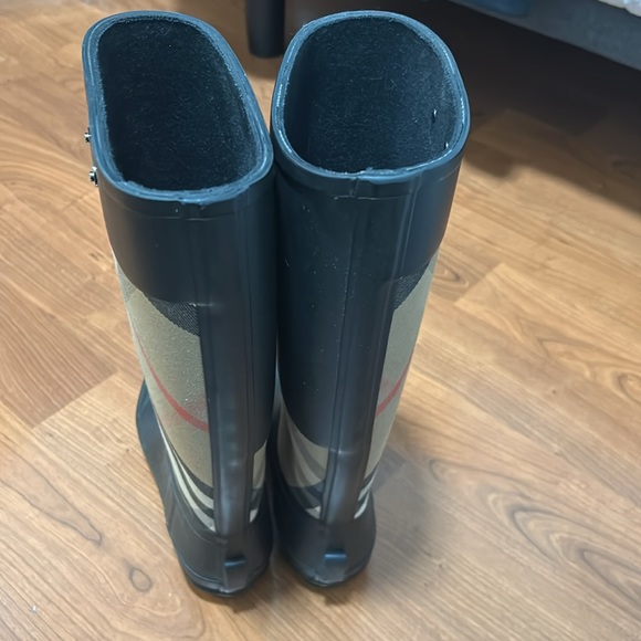 authentic burberry rain boots BRAND NEW - Picture 3 of 3